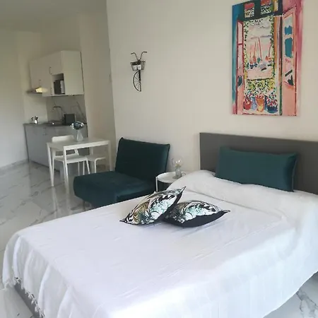 Aurelia City Garden Apartment